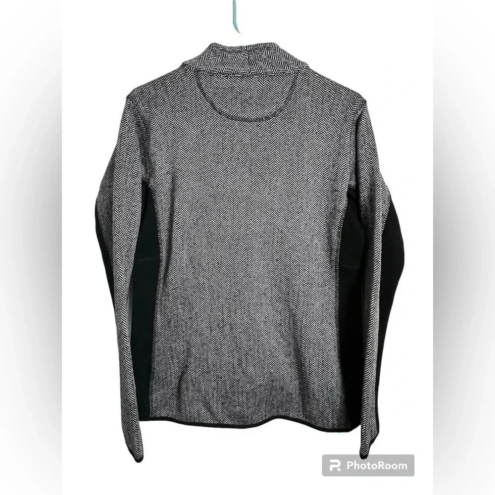 Marc New York Herringbone Black and white Sweater size Medium - Picture 2 of 4